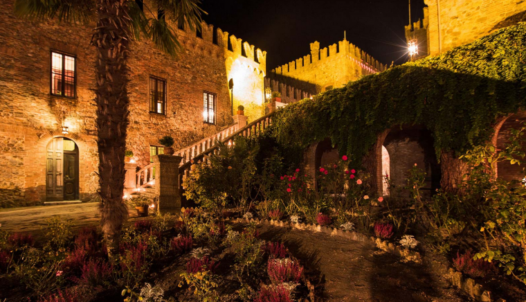Veduta notturna del castello Antico Borgo di Tabiano Castello