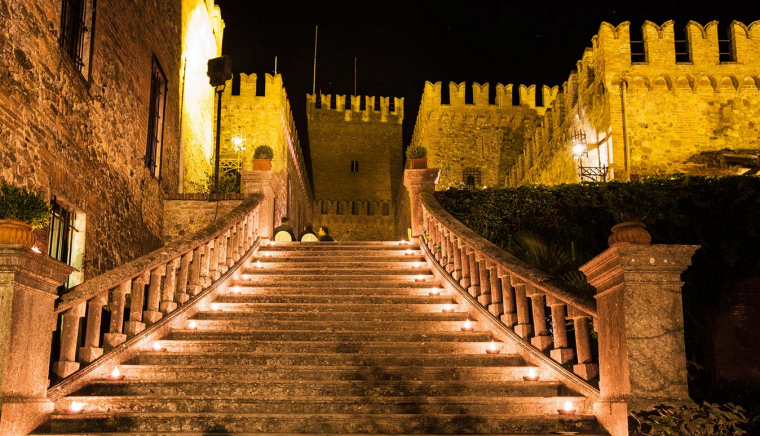 Veduta notturna del castello Antico Borgo di Tabiano Castello