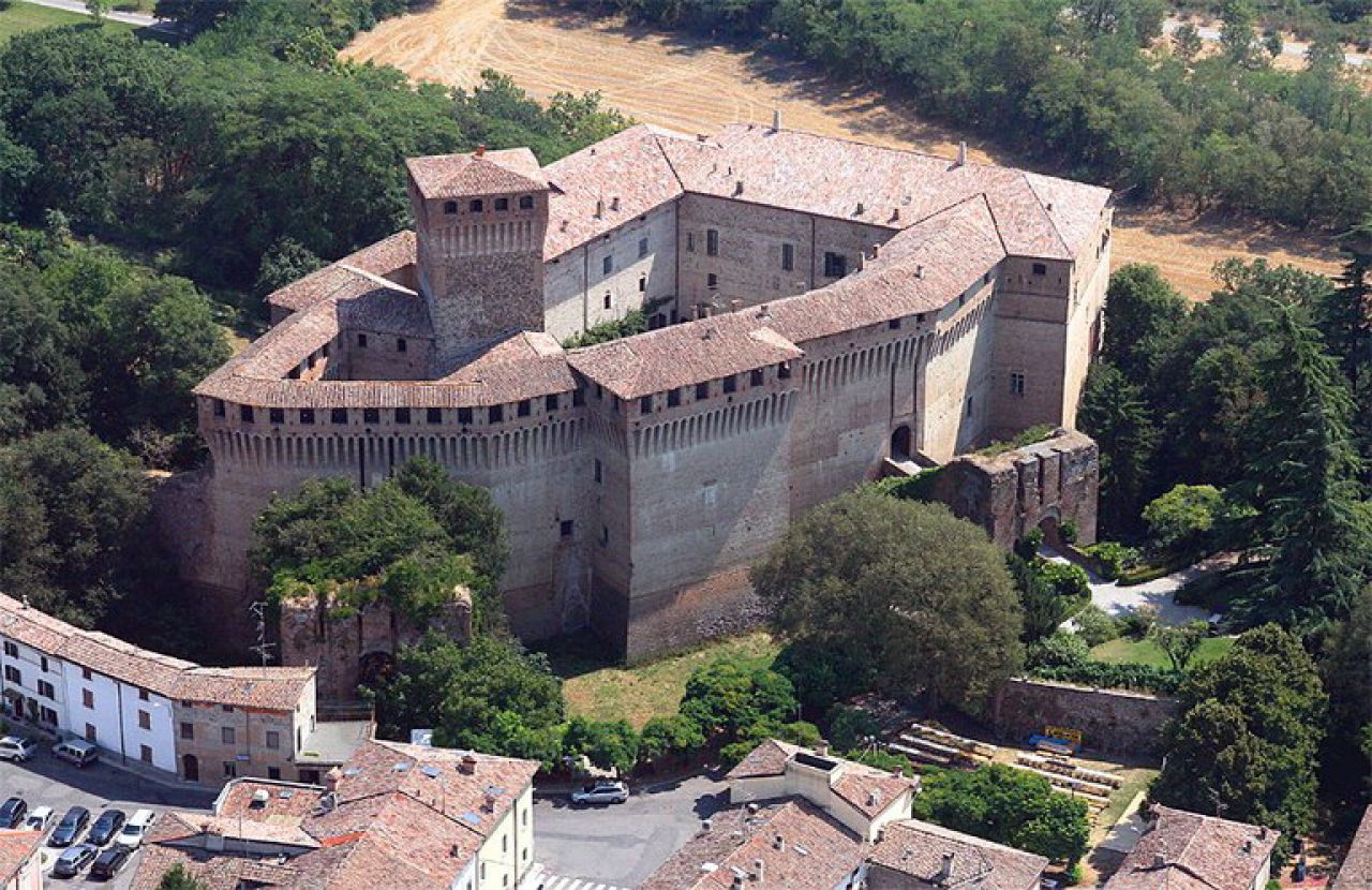 Risultati immagini per CASTELLO DI MONTECHIARUGOLO â PARMA